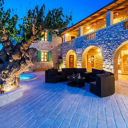 Dumina Nyaraló Zára